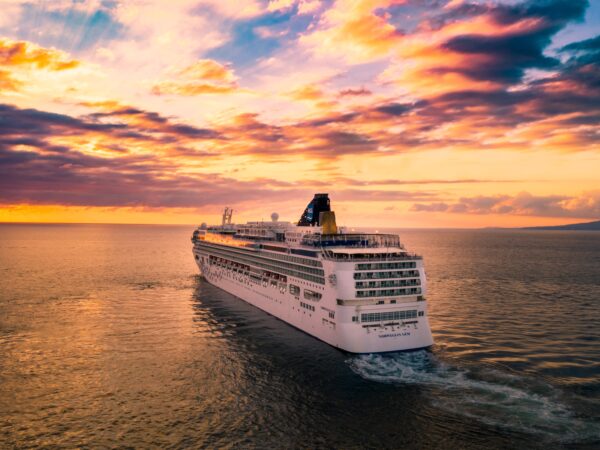 nave da crociera al tramonto